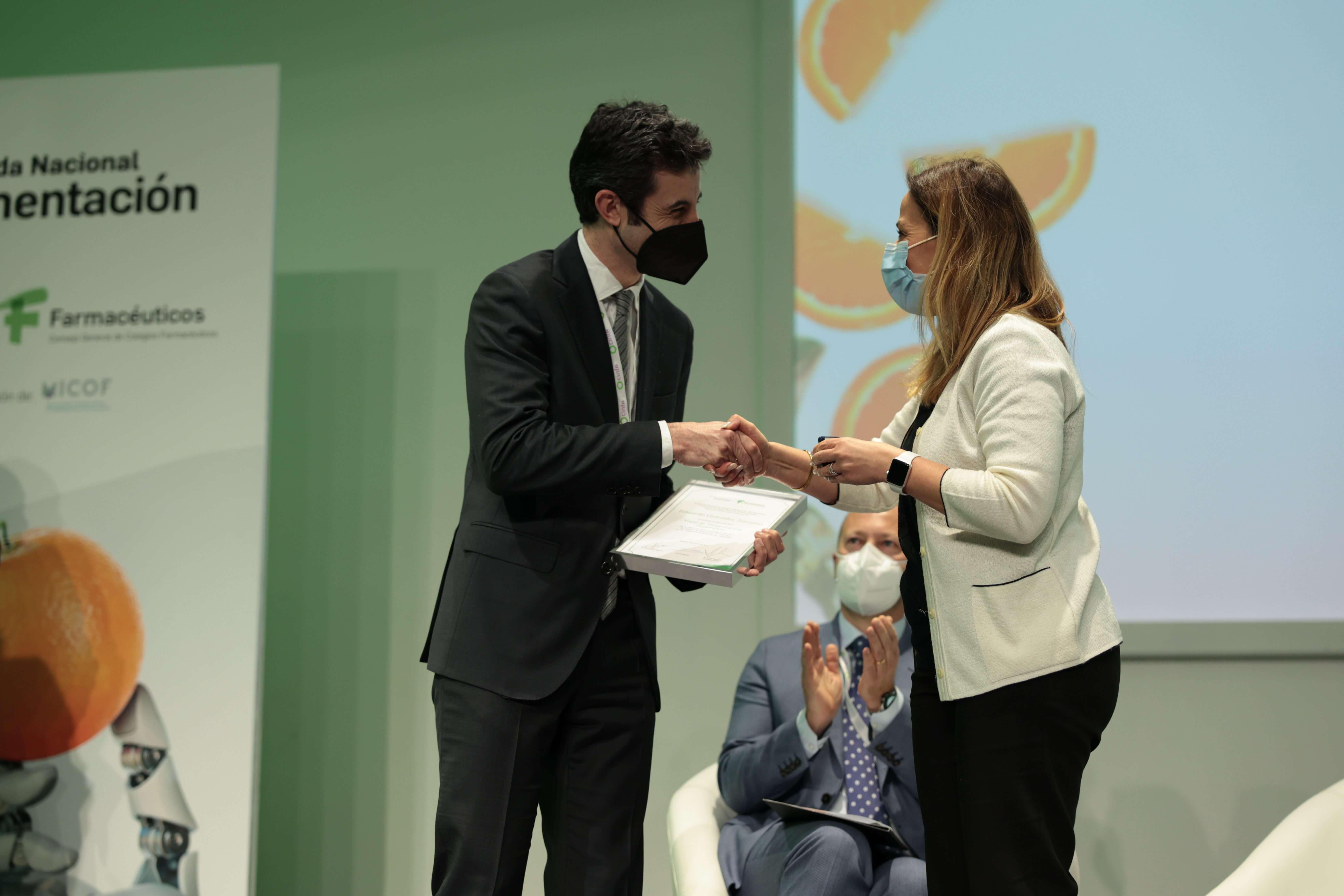 Entrega diploma a Eduardo González Zorzano